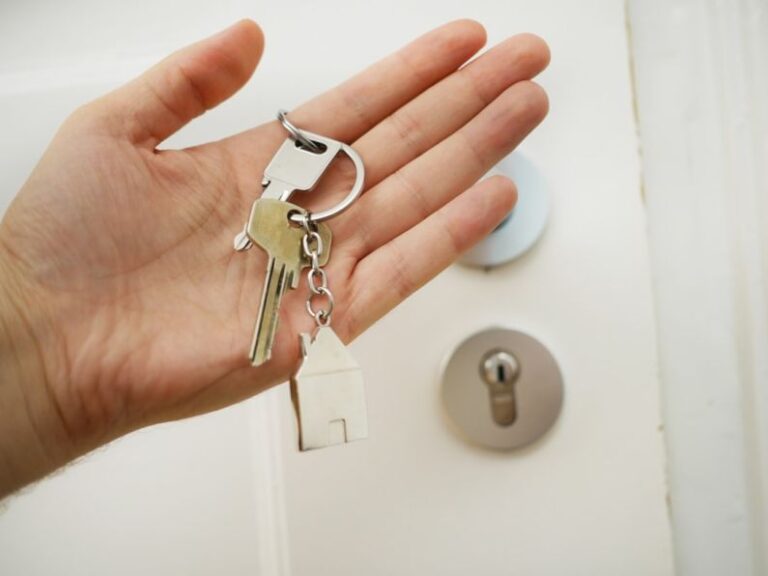 Real Estate Agent - keys on hand